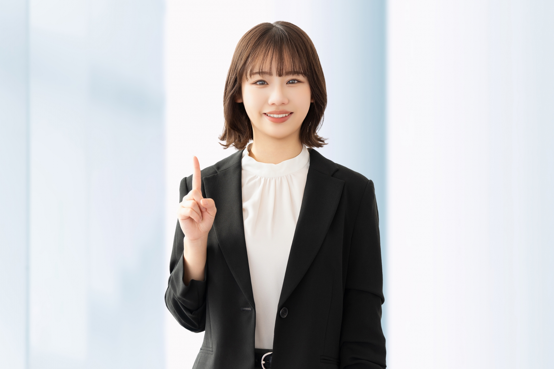 プレスリリース作成時のポイント解説をする女性の画像